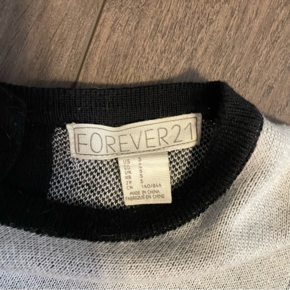 Gray Eiffel Tower Sweater - Picture 4 of 4